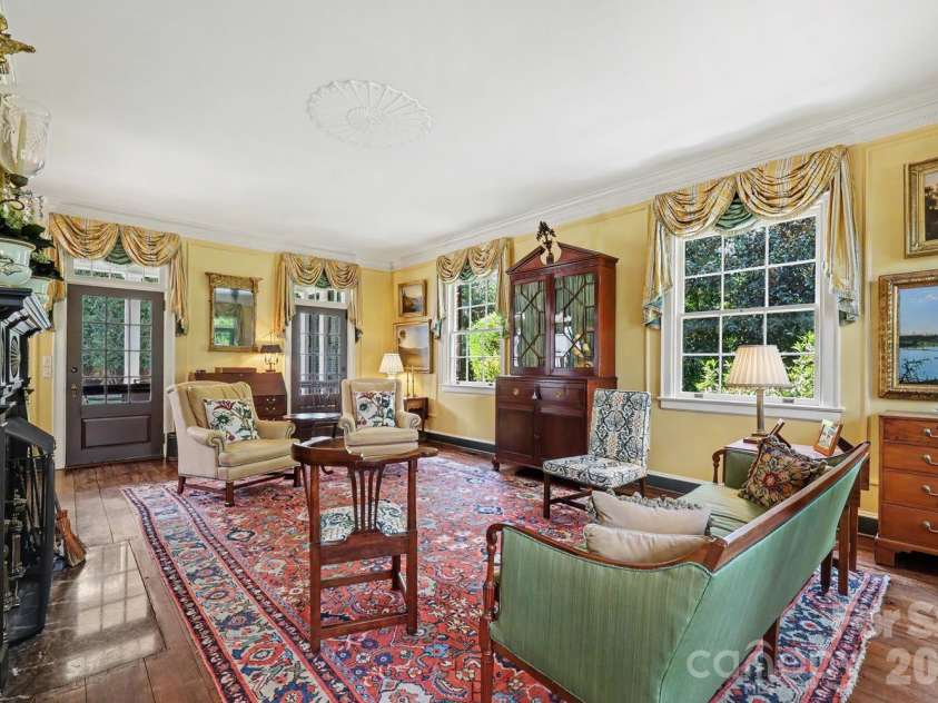 1401 Queens Road, Charlotte, NC 28207.  MLS# CAR4417618, YatesRealty ID 52181. Living Room