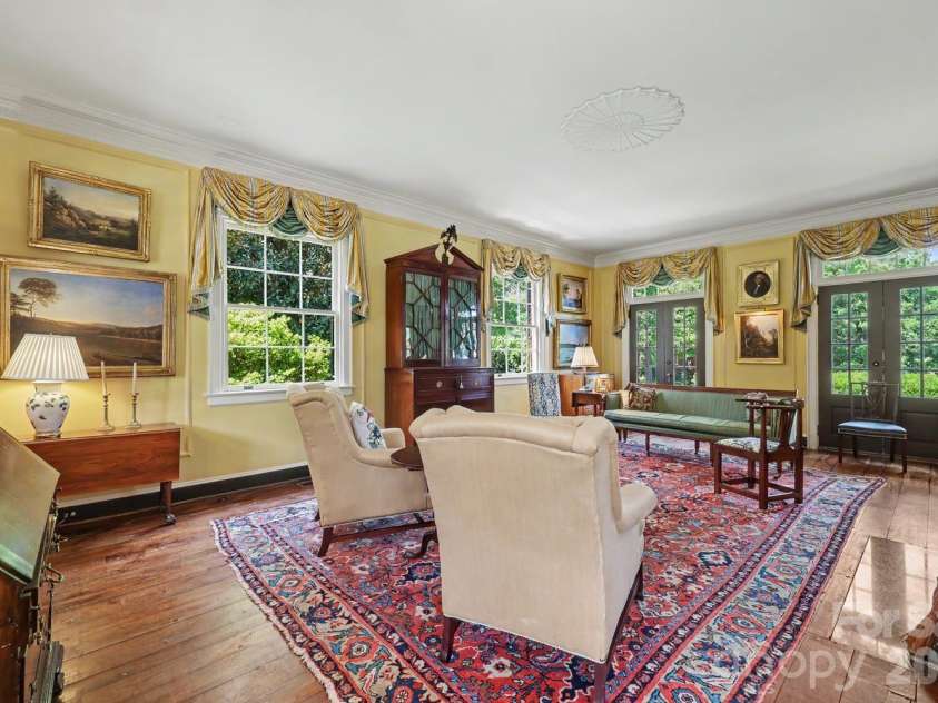1401 Queens Road, Charlotte, NC 28207.  MLS# CAR4417618, YatesRealty ID 52181. Living Room