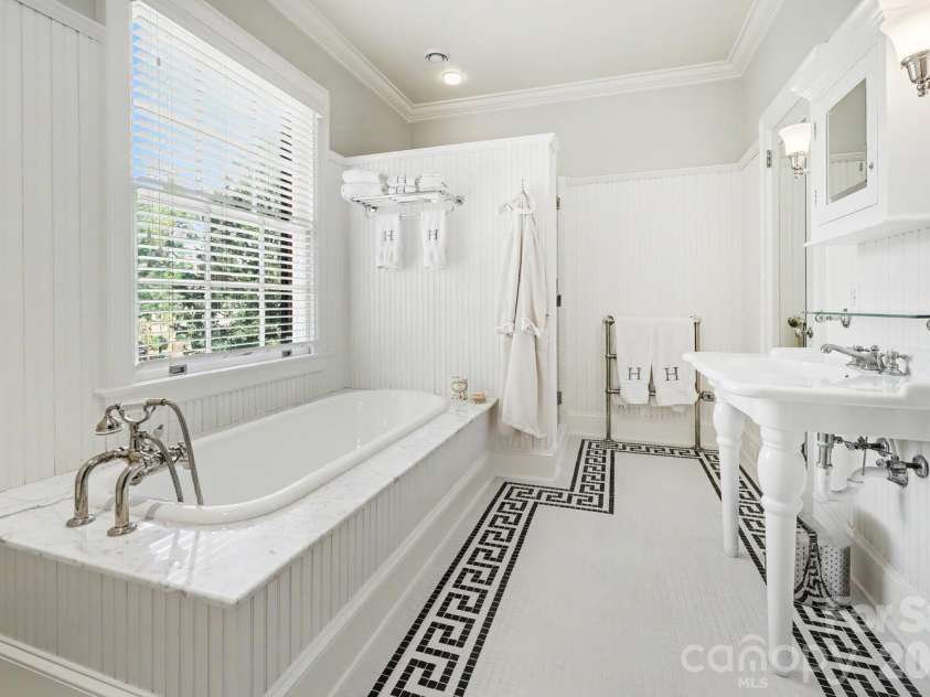 1401 Queens Road, Charlotte, NC 28207.  MLS# CAR4417618, YatesRealty ID 52181. Primary Bath