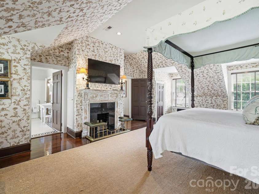 1401 Queens Road, Charlotte, NC 28207.  MLS# CAR4417618, YatesRealty ID 52181. Primary bedroom