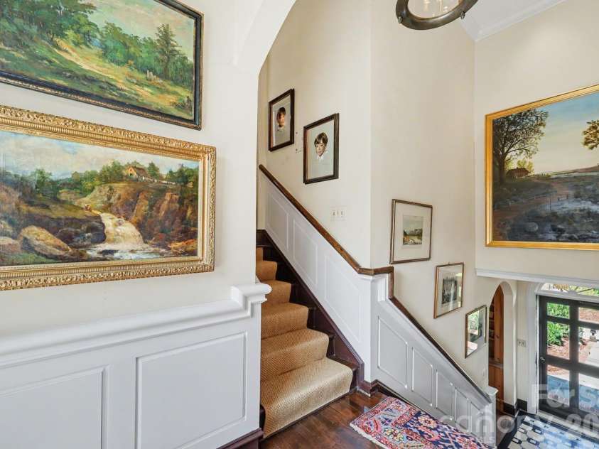 1401 Queens Road, Charlotte, NC 28207.  MLS# CAR4417618, YatesRealty ID 52181. Upstairs hall