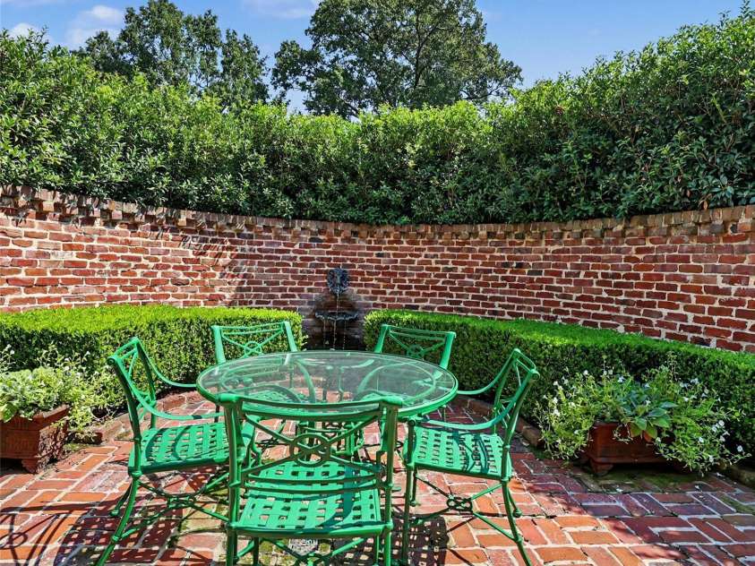 1401 Queens Road, Charlotte, NC 28207.  MLS# CAR4417618, YatesRealty ID 52181. Walled Garden
