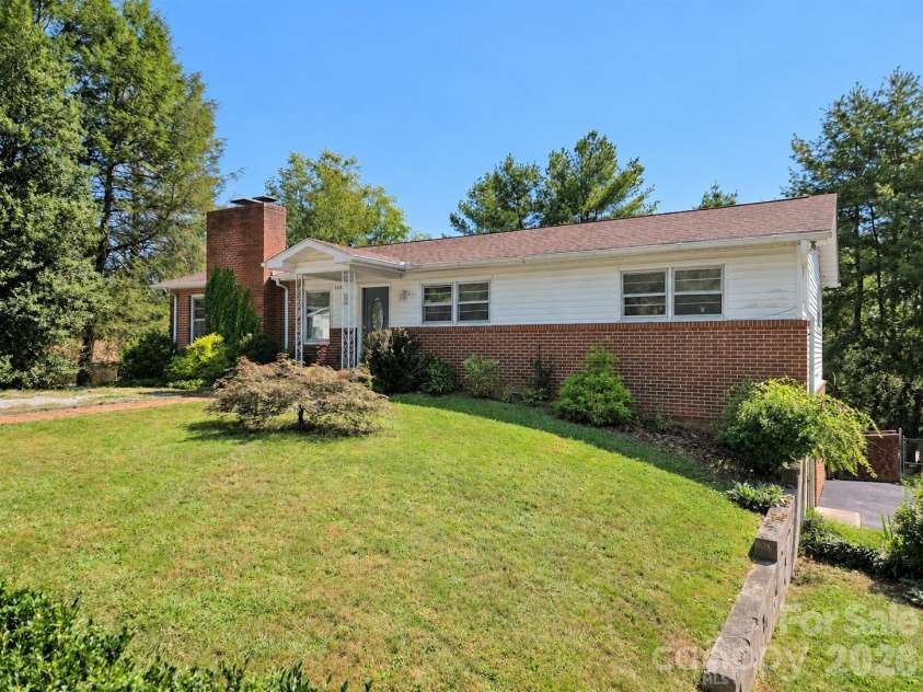 414 Heather Circle, Hendersonville, NC 28739.  MLS# CAR4426318, YatesRealty ID 52187. 