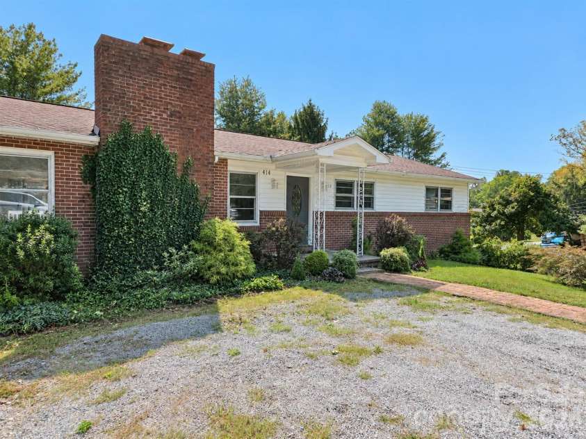 414 Heather Circle, Hendersonville, NC 28739.  MLS# CAR4426318, YatesRealty ID 52187. 
