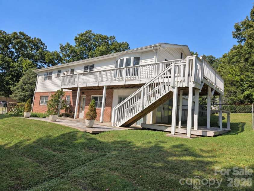 414 Heather Circle, Hendersonville, NC 28739.  MLS# CAR4426318, YatesRealty ID 52187. 