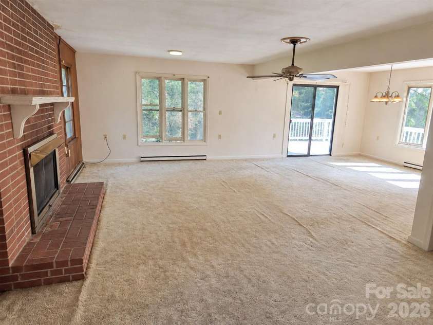 414 Heather Circle, Hendersonville, NC 28739.  MLS# CAR4426318, YatesRealty ID 52187. 