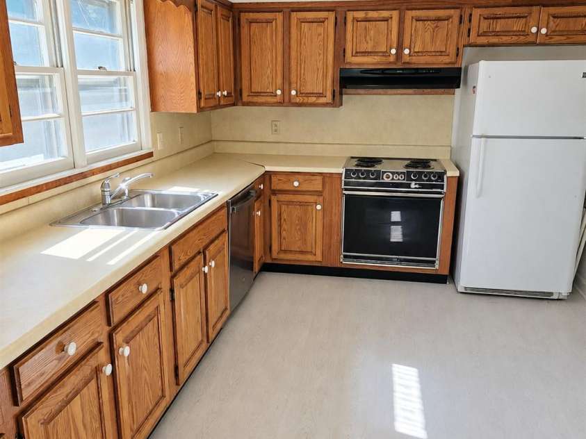 414 Heather Circle, Hendersonville, NC 28739.  MLS# CAR4426318, YatesRealty ID 52187. 