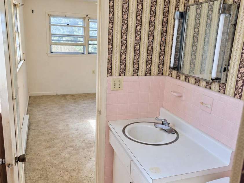 414 Heather Circle, Hendersonville, NC 28739.  MLS# CAR4426318, YatesRealty ID 52187. 