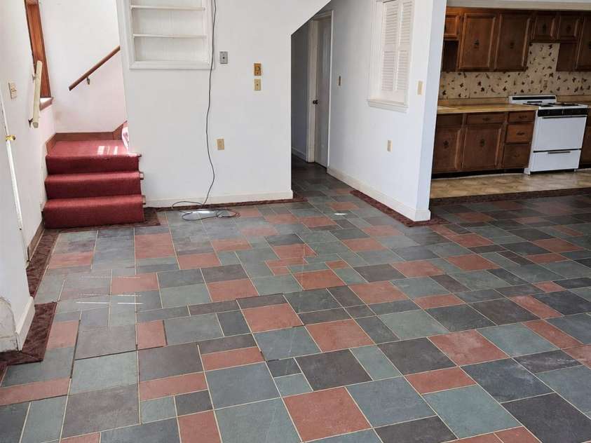 414 Heather Circle, Hendersonville, NC 28739.  MLS# CAR4426318, YatesRealty ID 52187. 