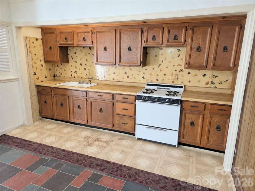 414 Heather Circle, Hendersonville, NC 28739.  MLS# CAR4426318, YatesRealty ID 52187. 
