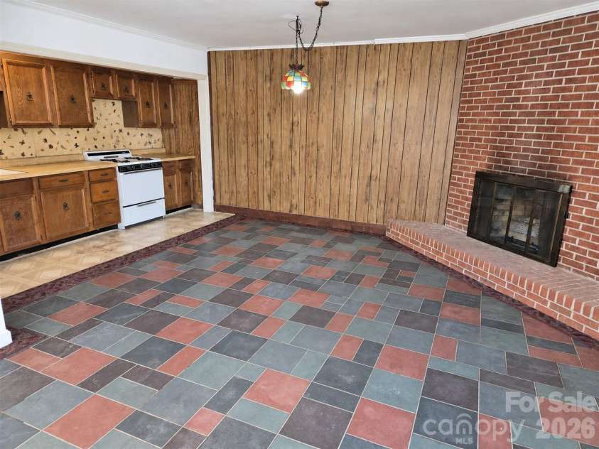 414 Heather Circle, Hendersonville, NC 28739.  MLS# CAR4426318, YatesRealty ID 52187. 