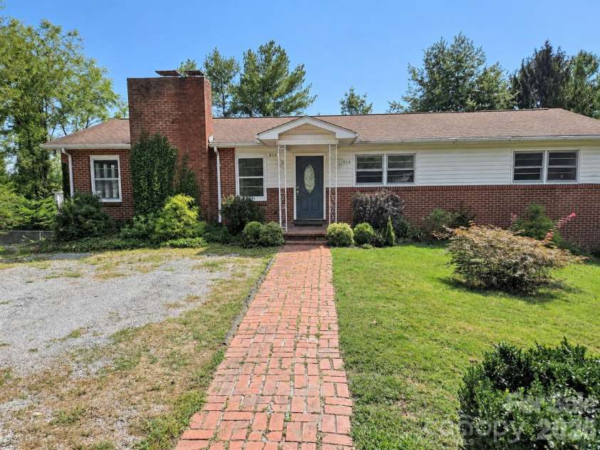 414 Heather Circle, Hendersonville, NC 28739.  MLS# CAR4426318, YatesRealty ID 52187. 