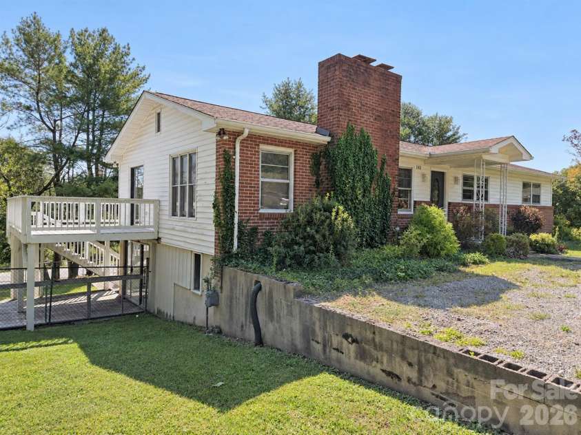 414 Heather Circle, Hendersonville, NC 28739.  MLS# CAR4426318, YatesRealty ID 52187. 