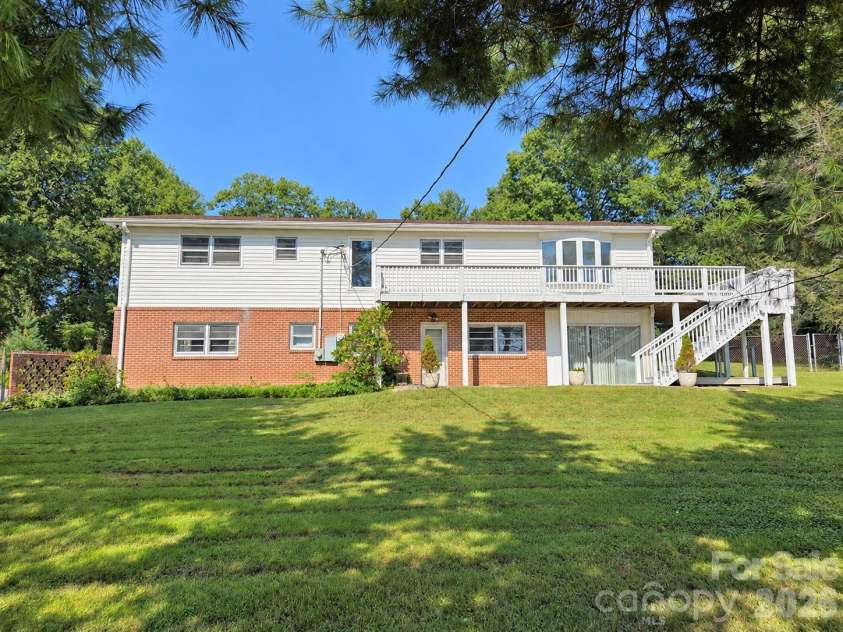 414 Heather Circle, Hendersonville, NC 28739.  MLS# CAR4426318, YatesRealty ID 52187. 