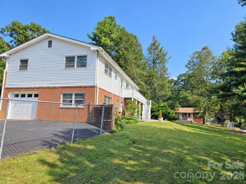 414 Heather Circle, Hendersonville, NC 28739.  MLS# CAR4426318, YatesRealty ID 52187. 