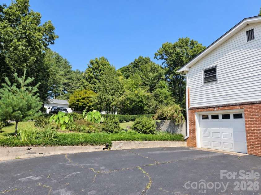 414 Heather Circle, Hendersonville, NC 28739.  MLS# CAR4426318, YatesRealty ID 52187. 