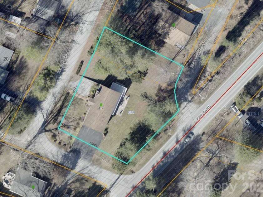 414 Heather Circle, Hendersonville, NC 28739.  MLS# CAR4426318, YatesRealty ID 52187. 