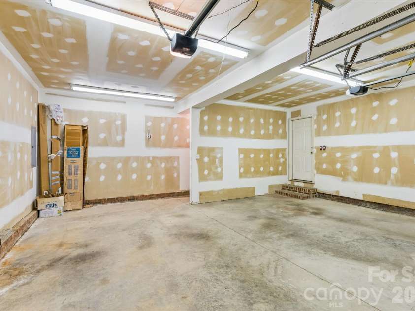 7500 Plott Road, Charlotte, NC 28215.  MLS# CAR4426920, YatesRealty ID 52192. 