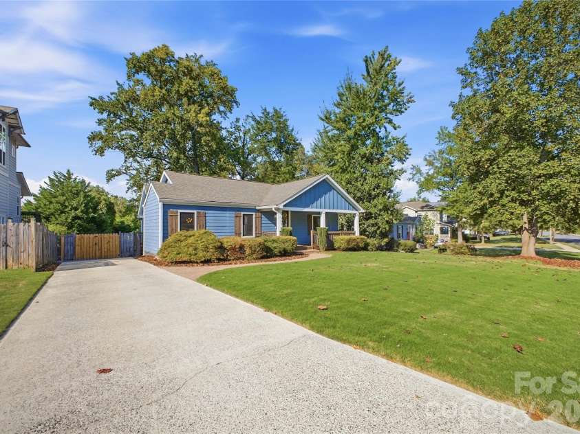 947 Everett Place, Charlotte, NC 28205.  MLS# CAR4425466, YatesRealty ID 52194. 