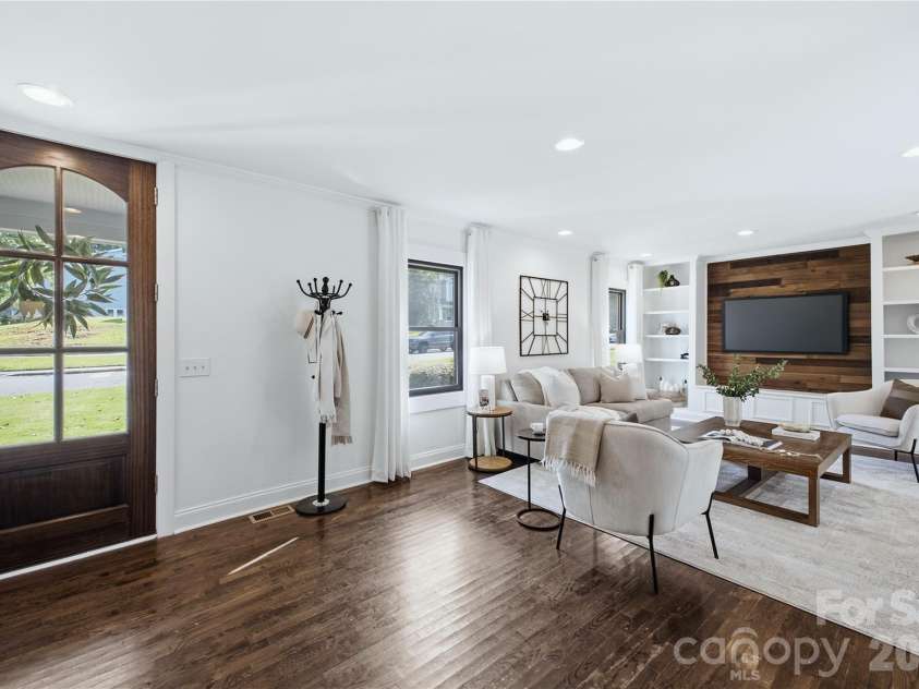947 Everett Place, Charlotte, NC 28205.  MLS# CAR4425466, YatesRealty ID 52194. 