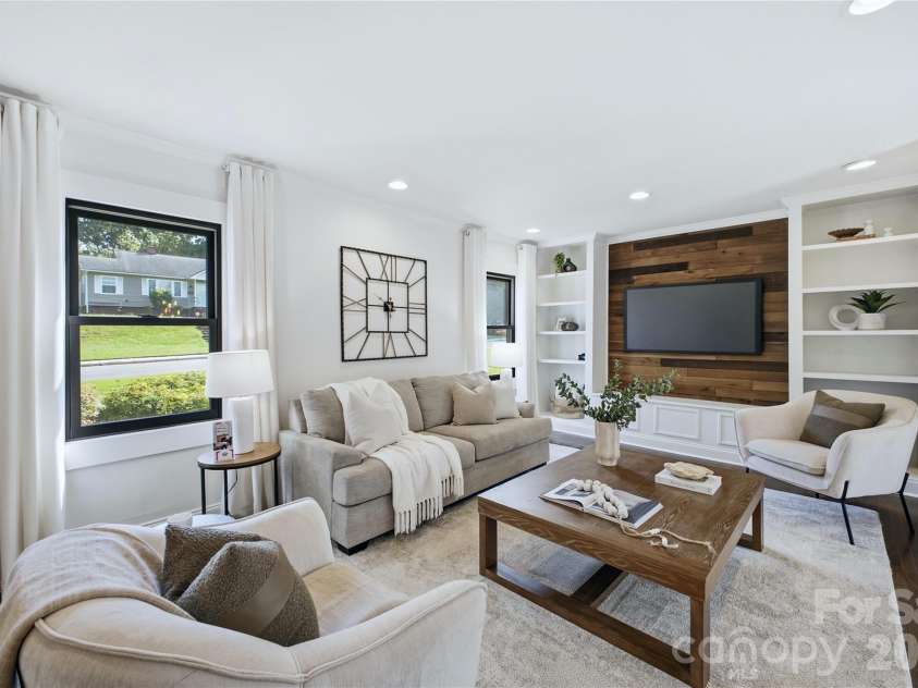 947 Everett Place, Charlotte, NC 28205.  MLS# CAR4425466, YatesRealty ID 52194. 