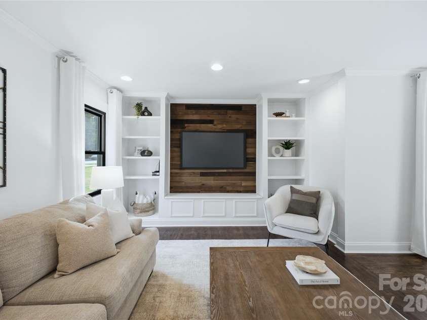 947 Everett Place, Charlotte, NC 28205.  MLS# CAR4425466, YatesRealty ID 52194. 