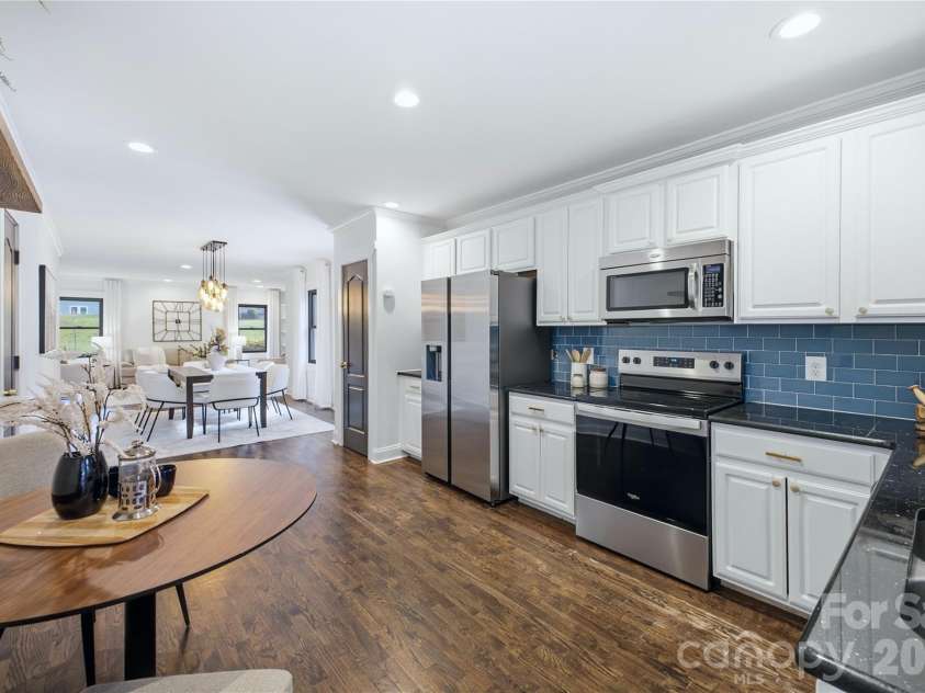 947 Everett Place, Charlotte, NC 28205.  MLS# CAR4425466, YatesRealty ID 52194. 