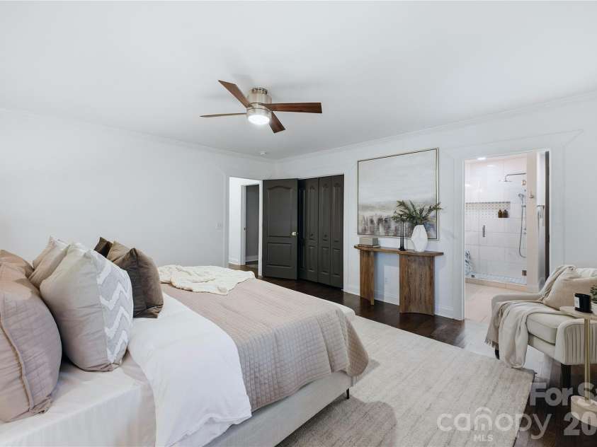 947 Everett Place, Charlotte, NC 28205.  MLS# CAR4425466, YatesRealty ID 52194. 