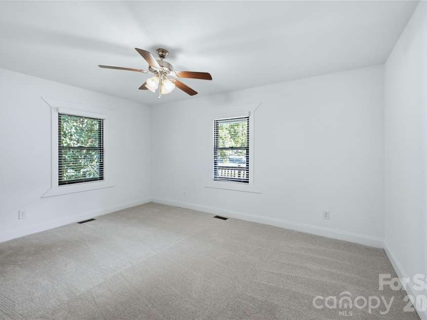 947 Everett Place, Charlotte, NC 28205.  MLS# CAR4425466, YatesRealty ID 52194. 