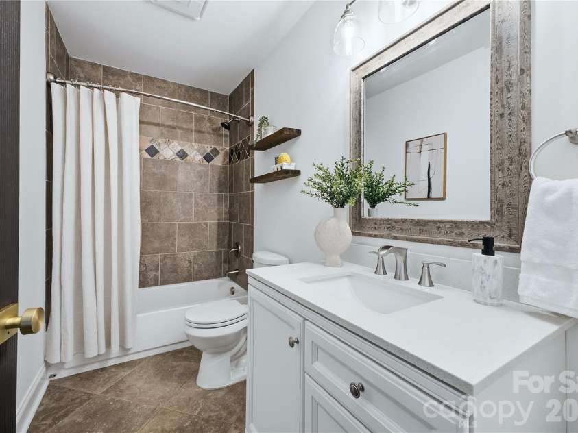 947 Everett Place, Charlotte, NC 28205.  MLS# CAR4425466, YatesRealty ID 52194. 