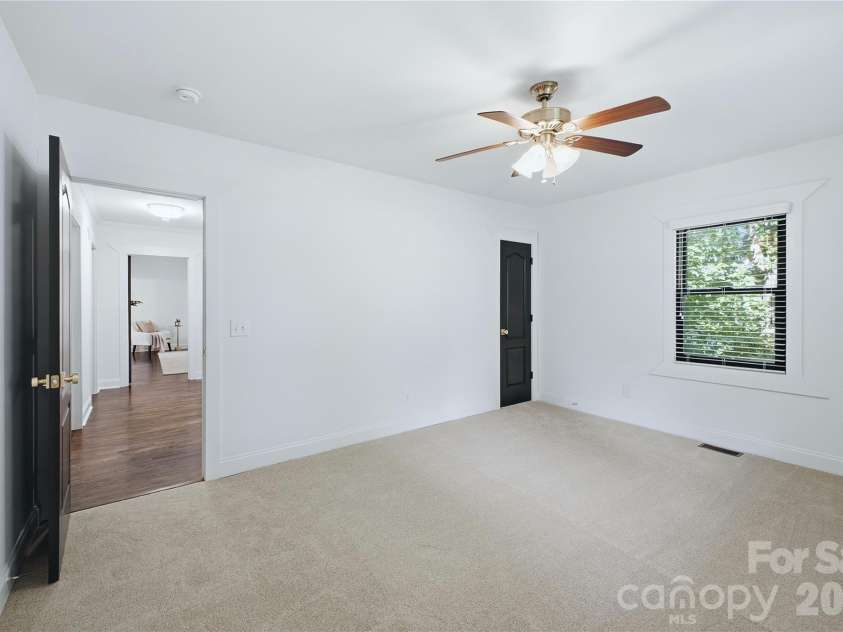 947 Everett Place, Charlotte, NC 28205.  MLS# CAR4425466, YatesRealty ID 52194. 