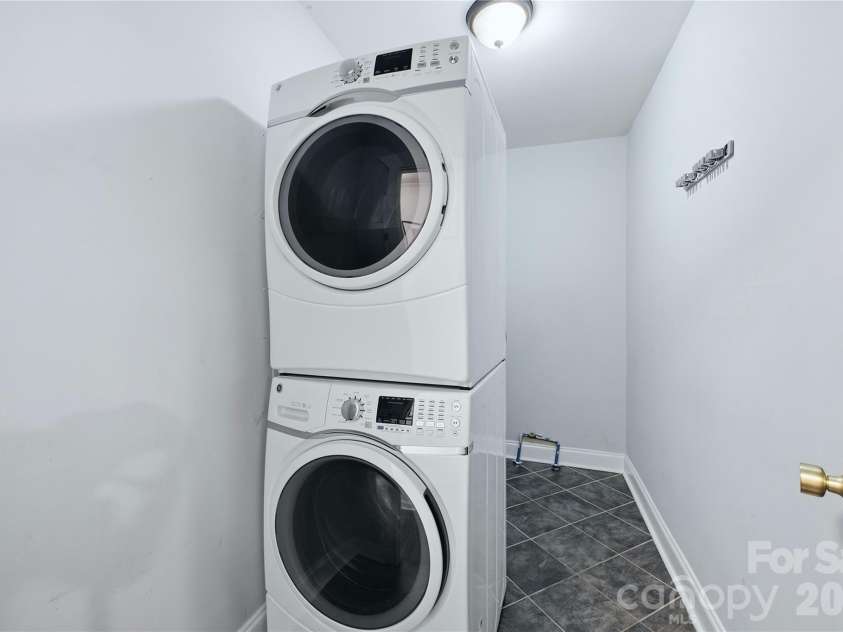 947 Everett Place, Charlotte, NC 28205.  MLS# CAR4425466, YatesRealty ID 52194. 