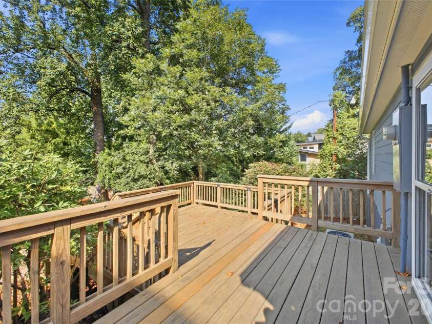 947 Everett Place, Charlotte, NC 28205.  MLS# CAR4425466, YatesRealty ID 52194. 