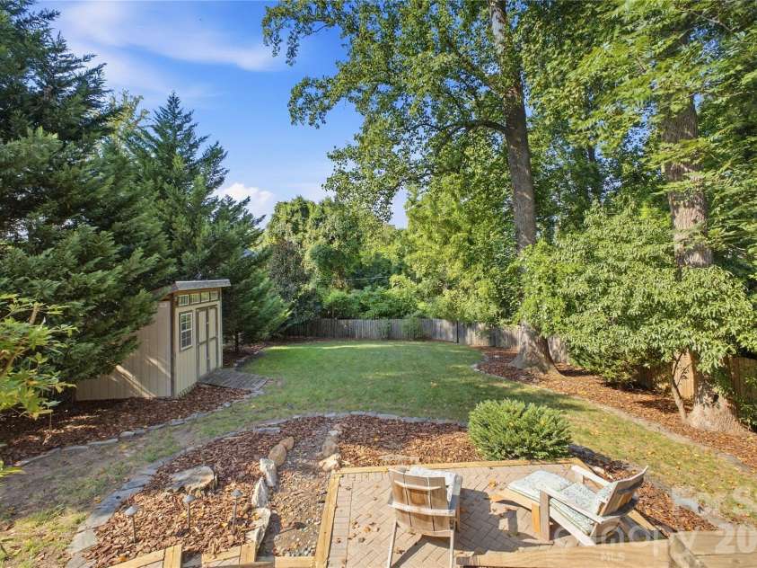 947 Everett Place, Charlotte, NC 28205.  MLS# CAR4425466, YatesRealty ID 52194. 