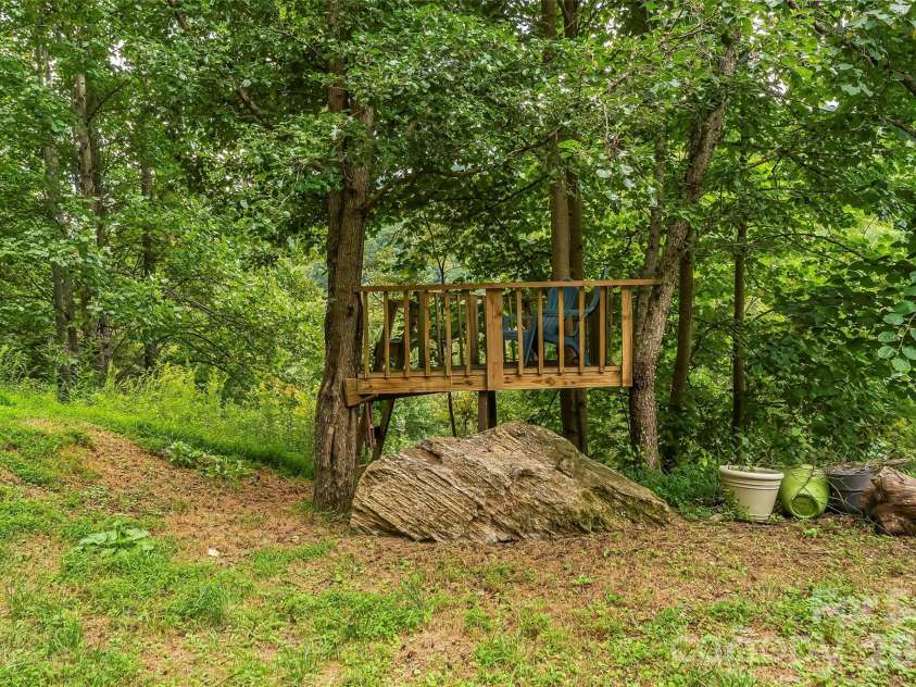 245 Merry Way, Clyde, NC 28721.  MLS# CAR4419042, YatesRealty ID 52197. Raised sitting area