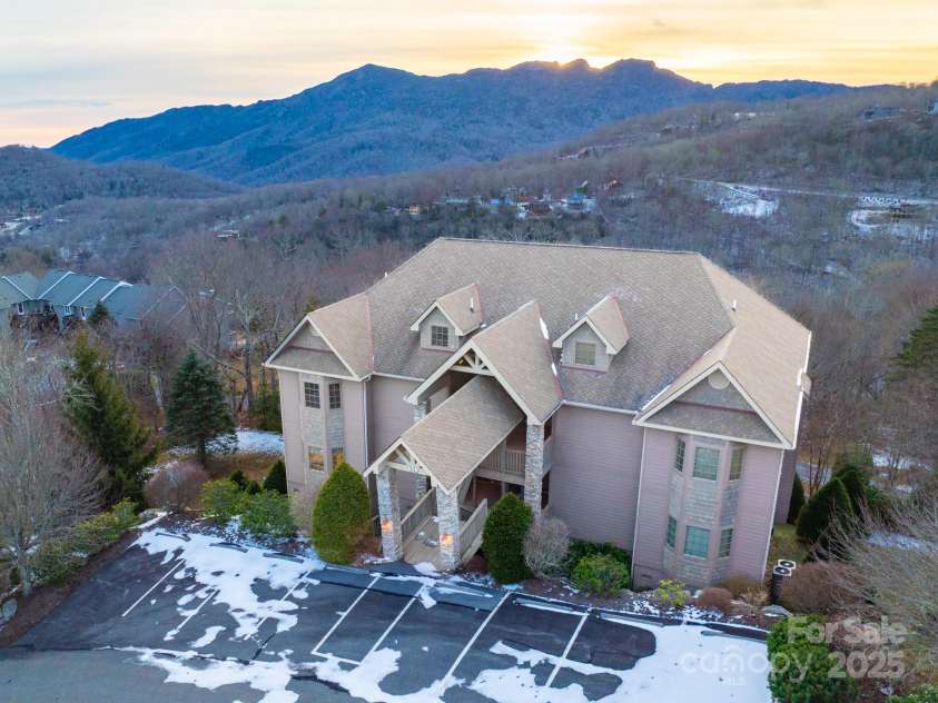 120 Pleasant View Boulevard, Sugar Mountain, NC 28604.  MLS# CAR4329178, YatesRealty ID 522. 