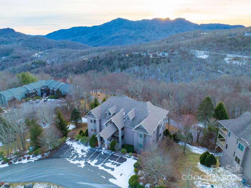 120 Pleasant View Boulevard, Sugar Mountain, NC 28604.  MLS# CAR4329178, YatesRealty ID 522. 