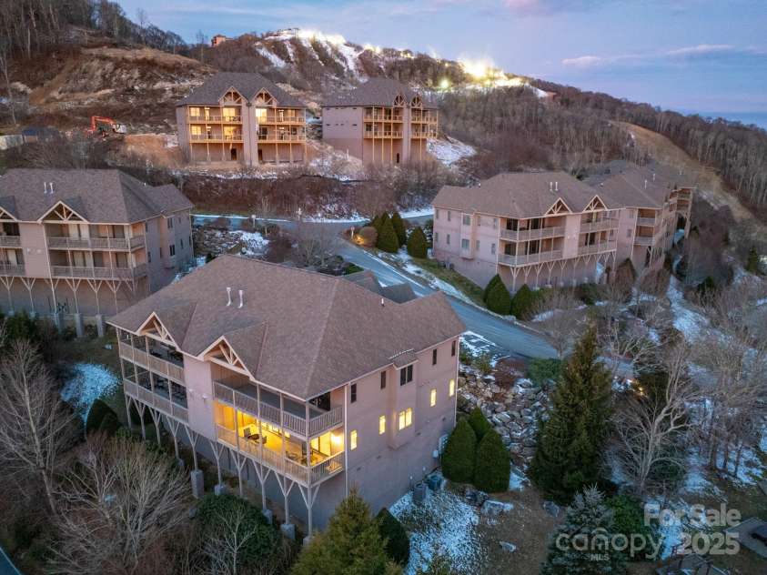 120 Pleasant View Boulevard, Sugar Mountain, NC 28604.  MLS# CAR4329178, YatesRealty ID 522. 