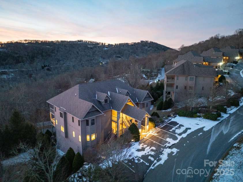 120 Pleasant View Boulevard, Sugar Mountain, NC 28604.  MLS# CAR4329178, YatesRealty ID 522. 