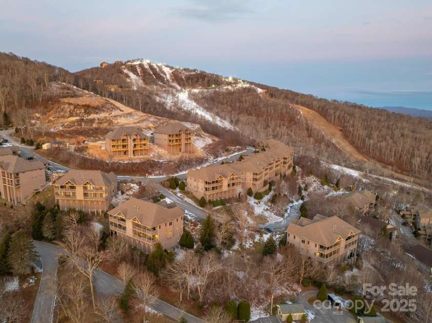120 Pleasant View Boulevard, Sugar Mountain, NC 28604.  MLS# CAR4329178, YatesRealty ID 522. 
