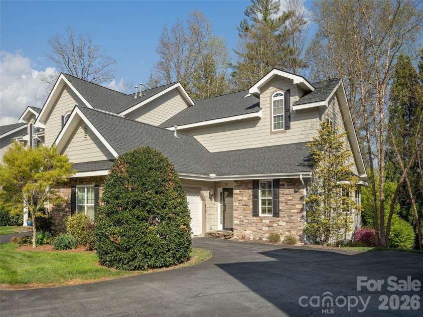 83 Towne Place Drive, Hendersonville, NC 28792.  MLS# CAR4365418, YatesRealty ID 52200. 
