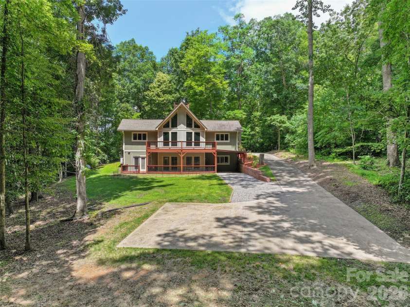 82 Sunburst Drive, Waynesville, NC 28786.  MLS# CAR4401494, YatesRealty ID 52202. 