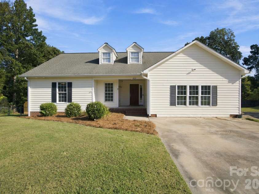 1829 Kenmore Drive, Statesville, NC 28625.  MLS# CAR4426962, YatesRealty ID 52207. 