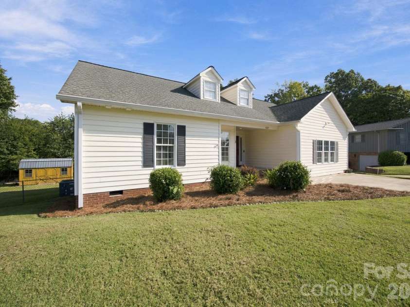 1829 Kenmore Drive, Statesville, NC 28625.  MLS# CAR4426962, YatesRealty ID 52207. 