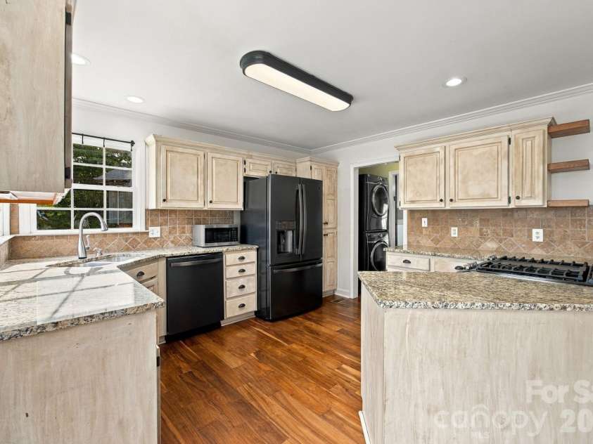 1829 Kenmore Drive, Statesville, NC 28625.  MLS# CAR4426962, YatesRealty ID 52207. 