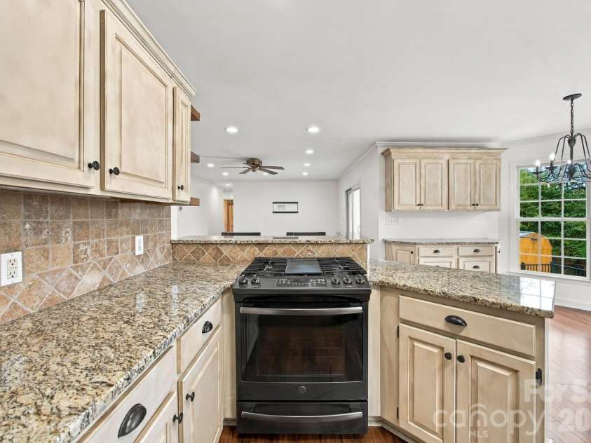 1829 Kenmore Drive, Statesville, NC 28625.  MLS# CAR4426962, YatesRealty ID 52207. 