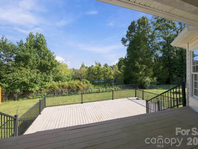 1829 Kenmore Drive, Statesville, NC 28625.  MLS# CAR4426962, YatesRealty ID 52207. 