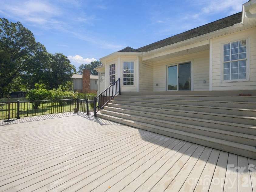 1829 Kenmore Drive, Statesville, NC 28625.  MLS# CAR4426962, YatesRealty ID 52207. 
