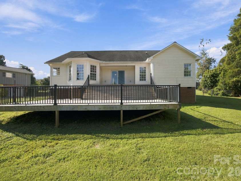 1829 Kenmore Drive, Statesville, NC 28625.  MLS# CAR4426962, YatesRealty ID 52207. 