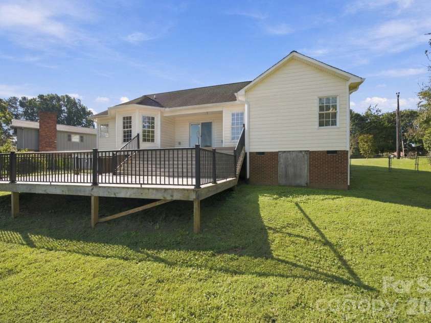 1829 Kenmore Drive, Statesville, NC 28625.  MLS# CAR4426962, YatesRealty ID 52207. 